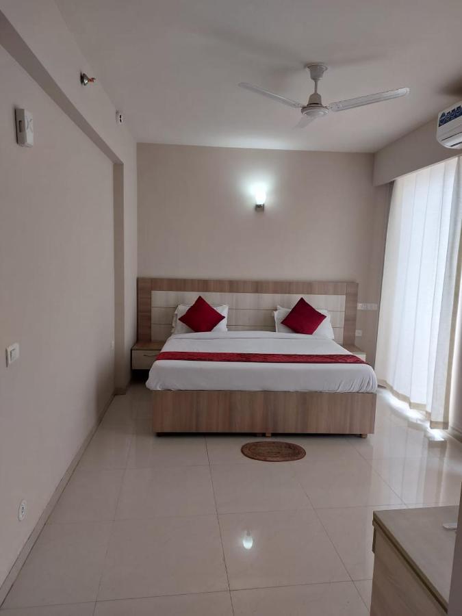 Dubey Homestay - 500 Meter From Temple Vrindávan Kültér fotó